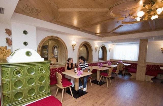 Hotel Zirmes Moena Bagian luar foto