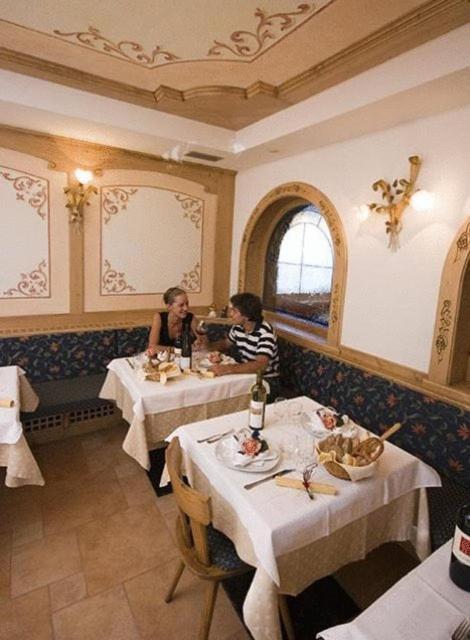 Hotel Zirmes Moena Bagian luar foto