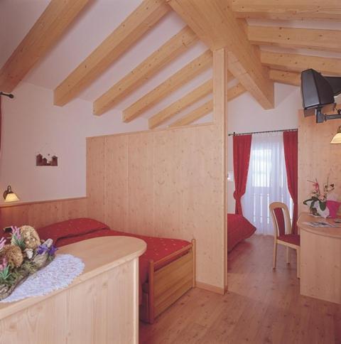 Hotel Zirmes Moena Bagian luar foto