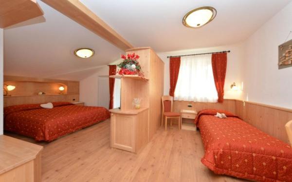 Hotel Zirmes Moena Bagian luar foto
