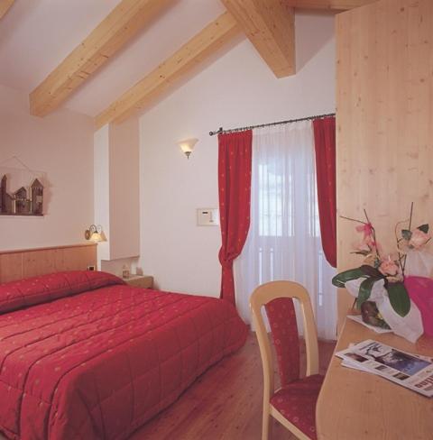 Hotel Zirmes Moena Bagian luar foto