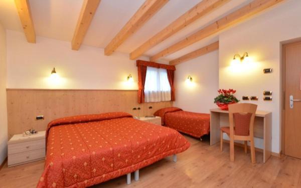Hotel Zirmes Moena Bagian luar foto