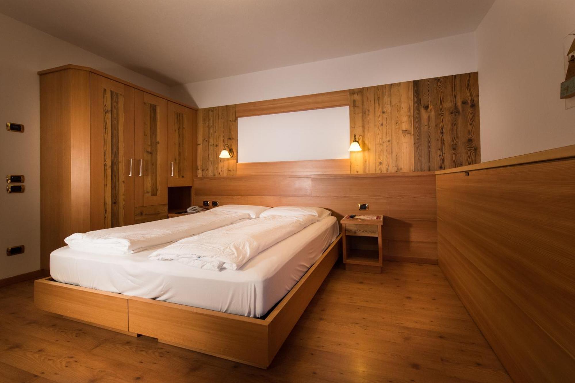 Hotel Zirmes Moena Bagian luar foto