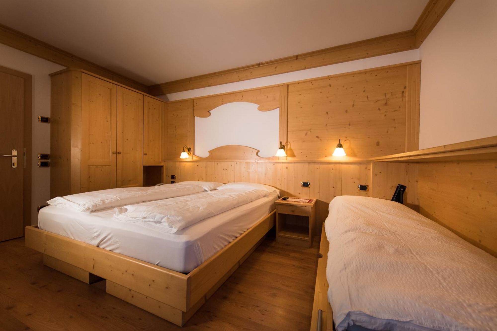 Hotel Zirmes Moena Bagian luar foto