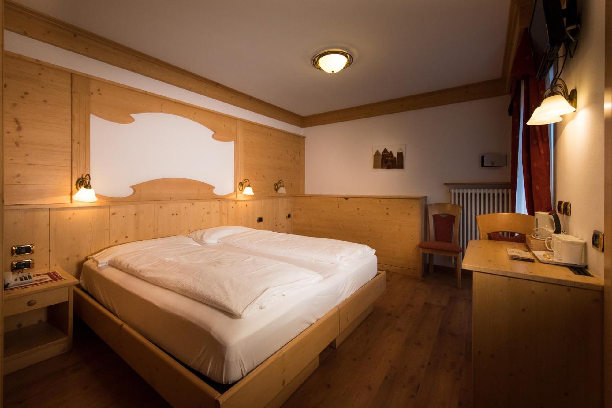 Hotel Zirmes Moena Bagian luar foto