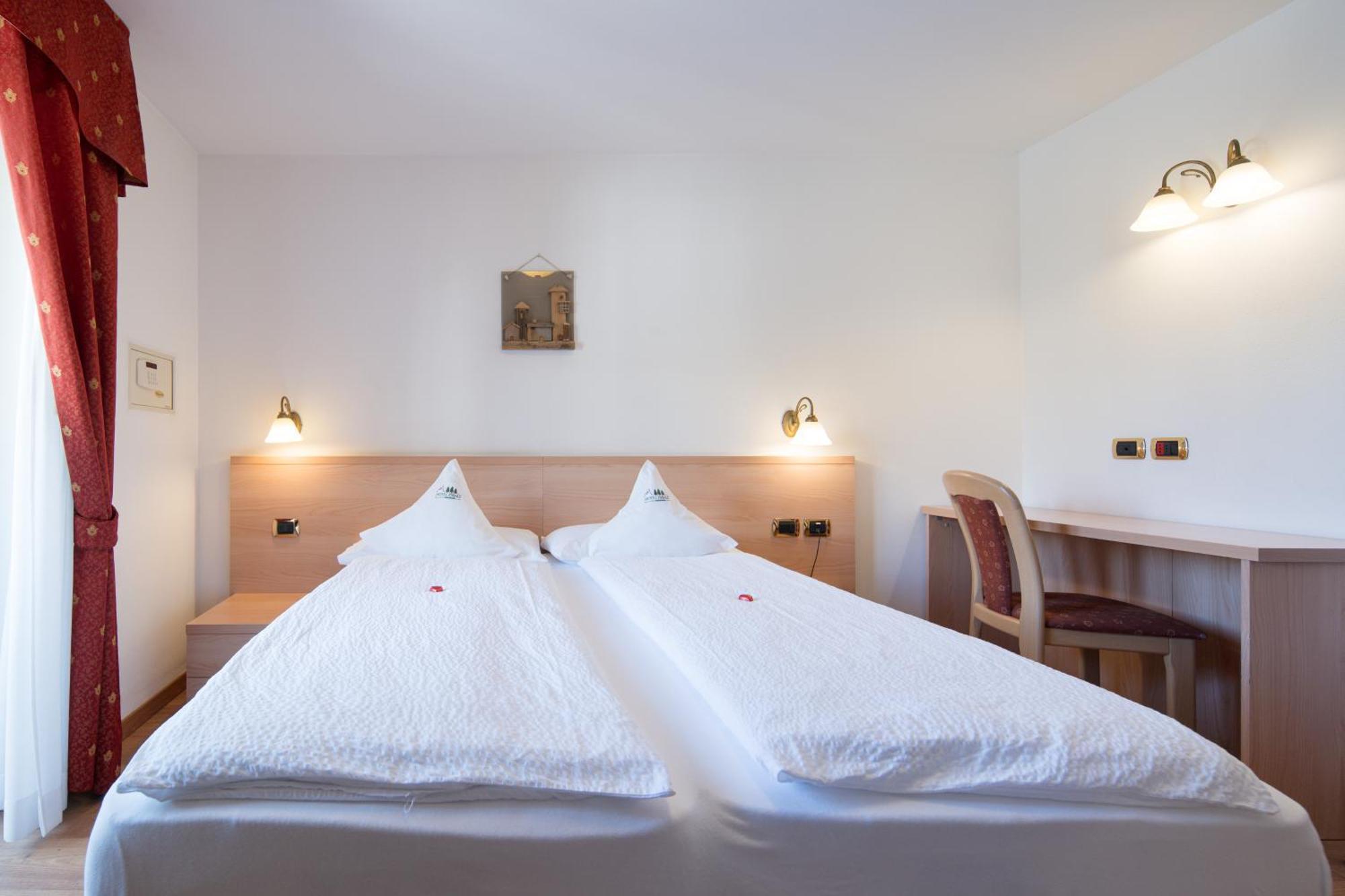 Hotel Zirmes Moena Bagian luar foto