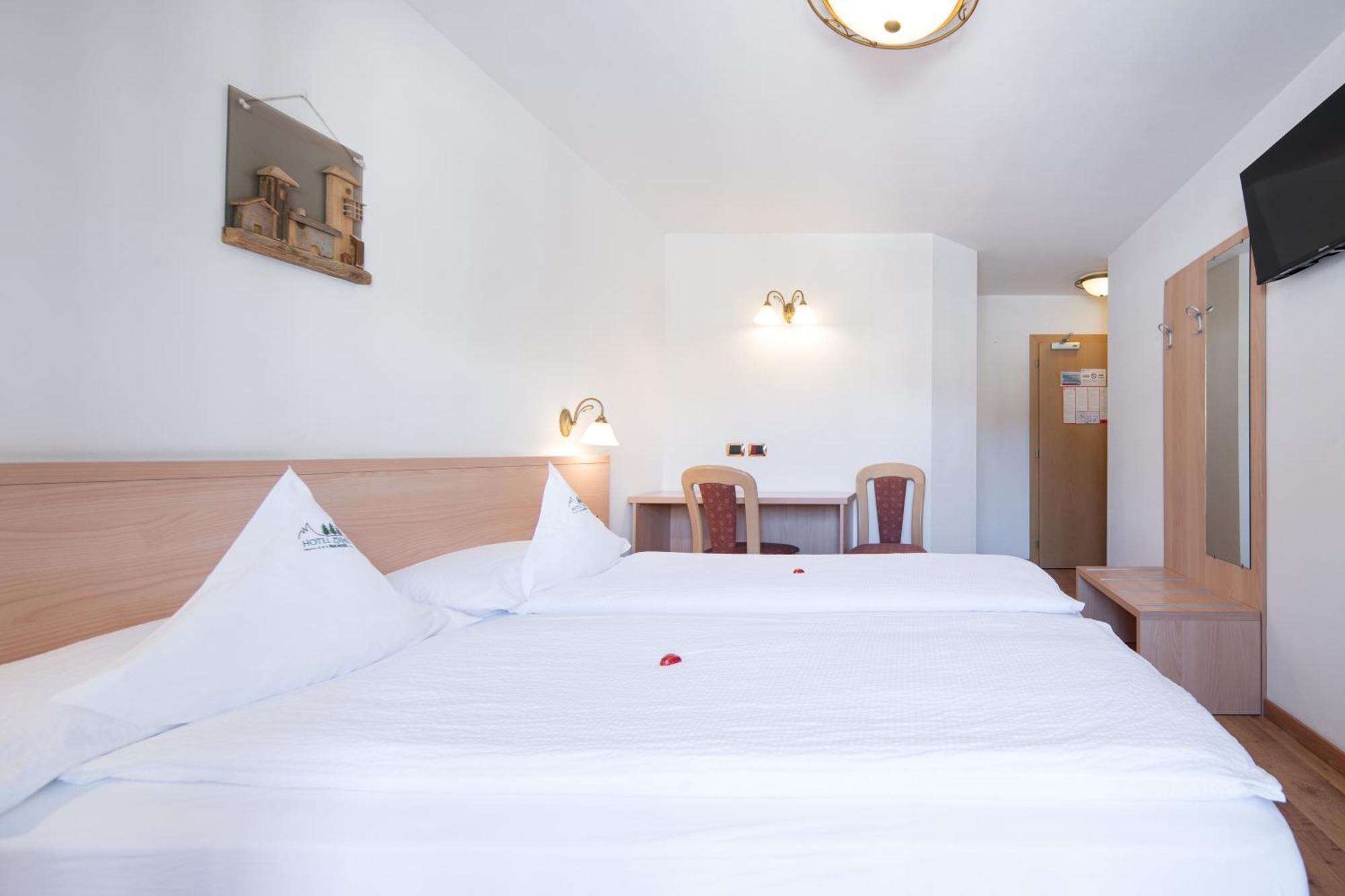 Hotel Zirmes Moena Bagian luar foto