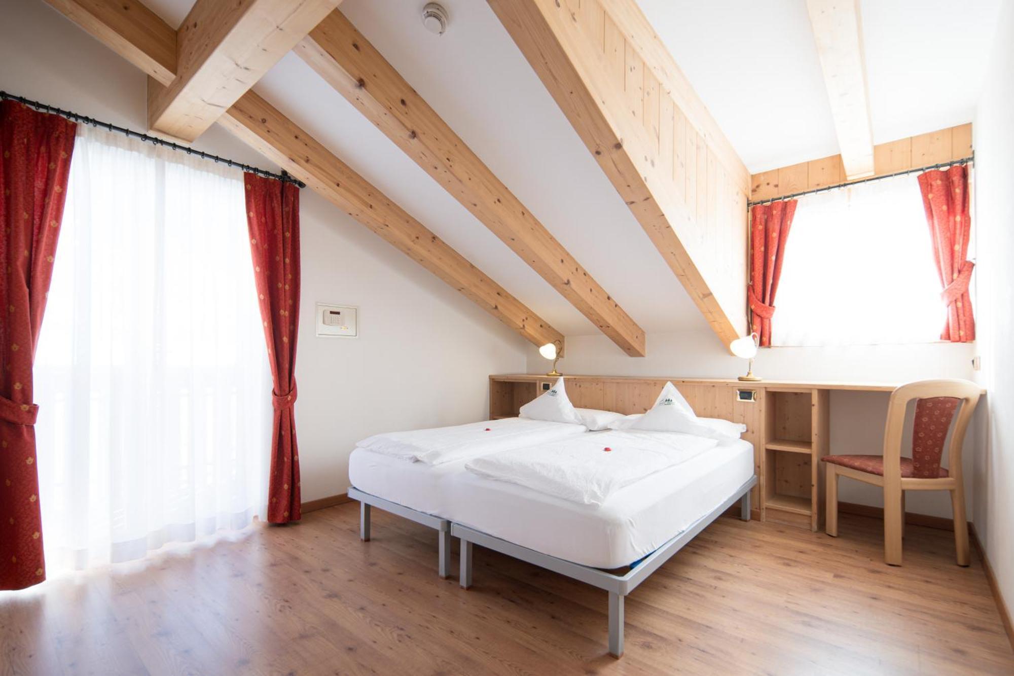 Hotel Zirmes Moena Bagian luar foto