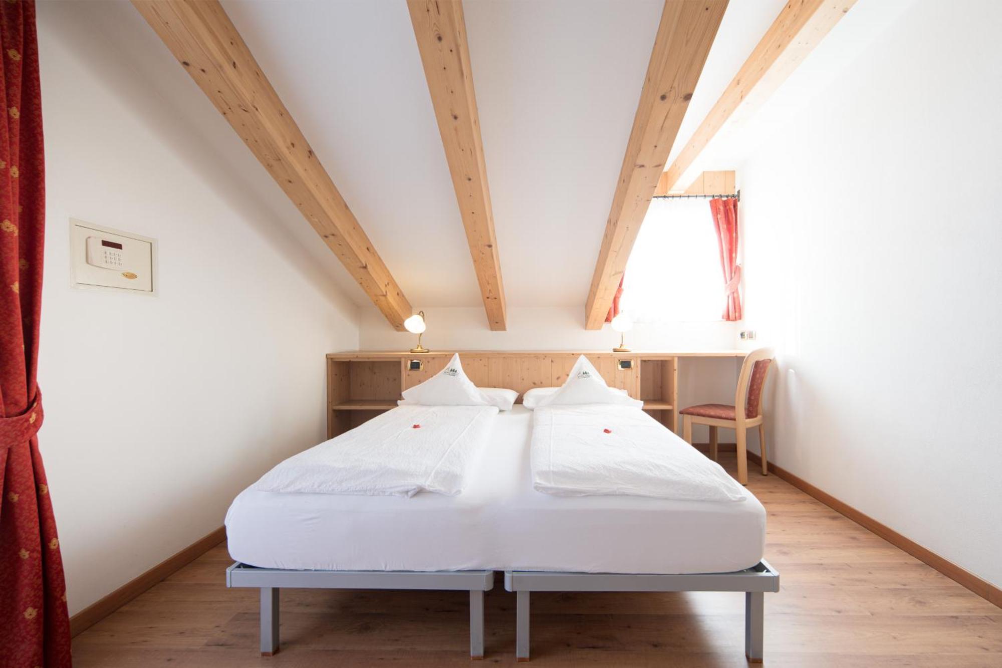Hotel Zirmes Moena Bagian luar foto