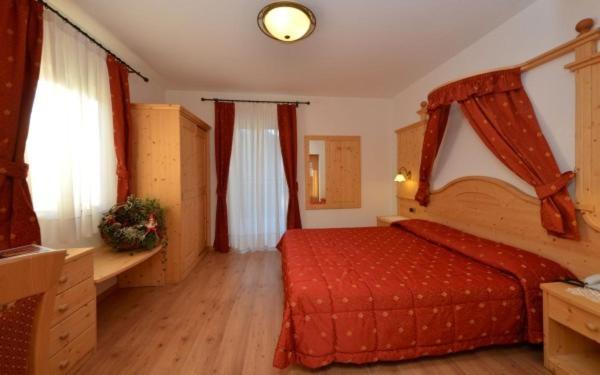 Hotel Zirmes Moena Bagian luar foto