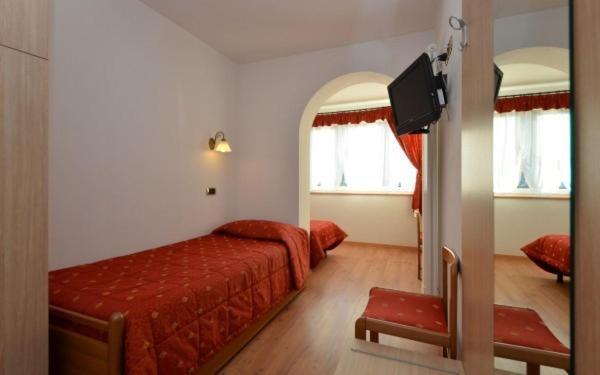 Hotel Zirmes Moena Bagian luar foto