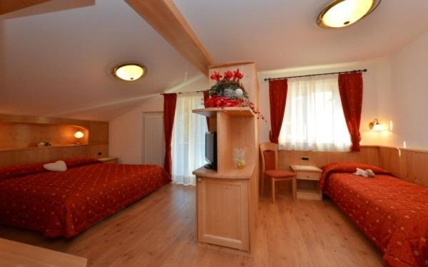 Hotel Zirmes Moena Bagian luar foto