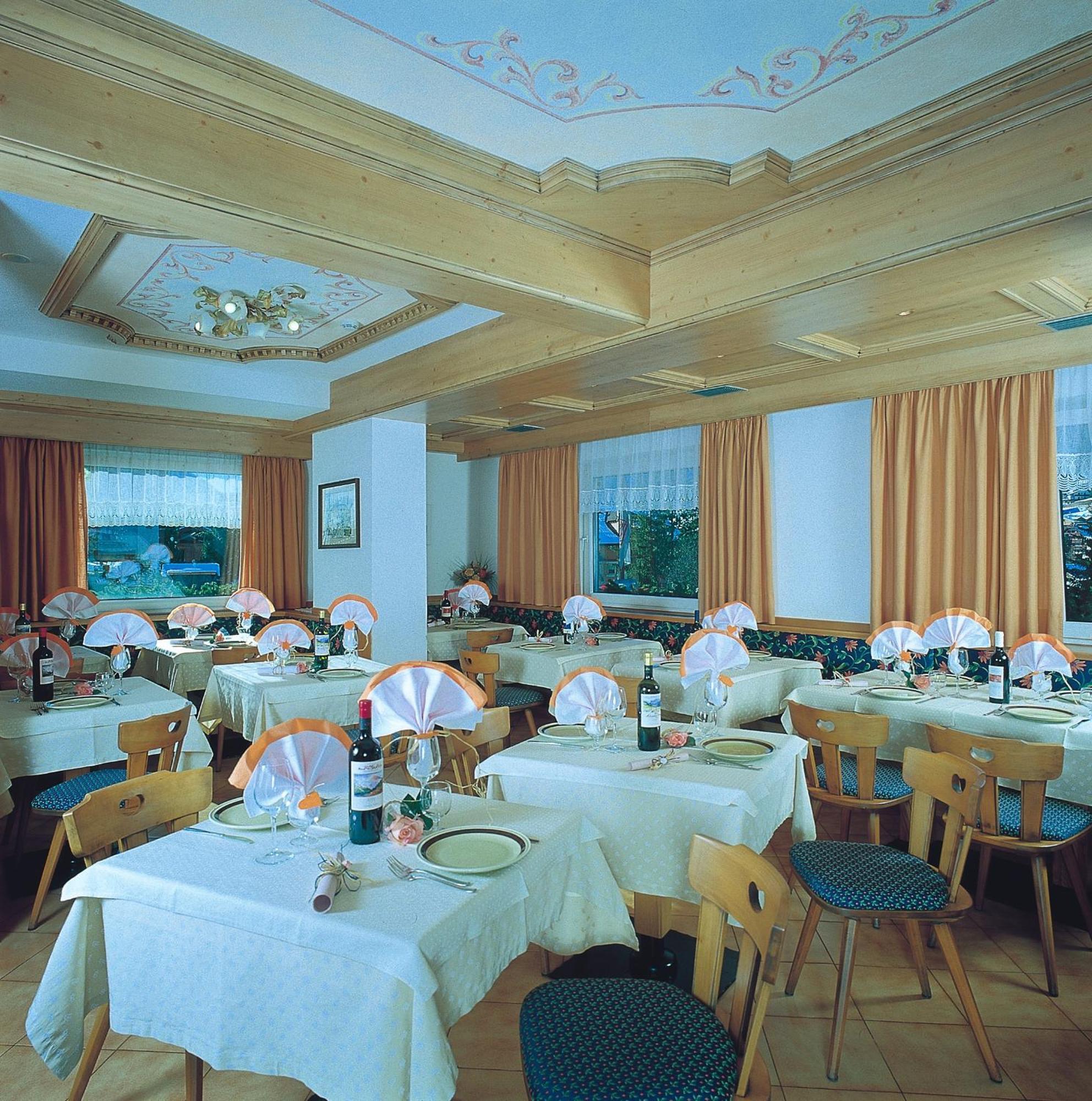 Hotel Zirmes Moena Bagian luar foto