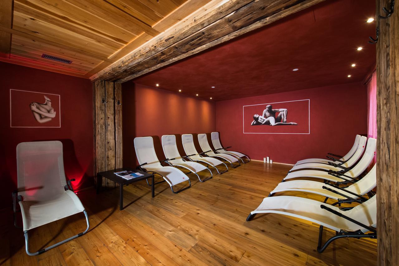 Hotel Zirmes Moena Bagian luar foto